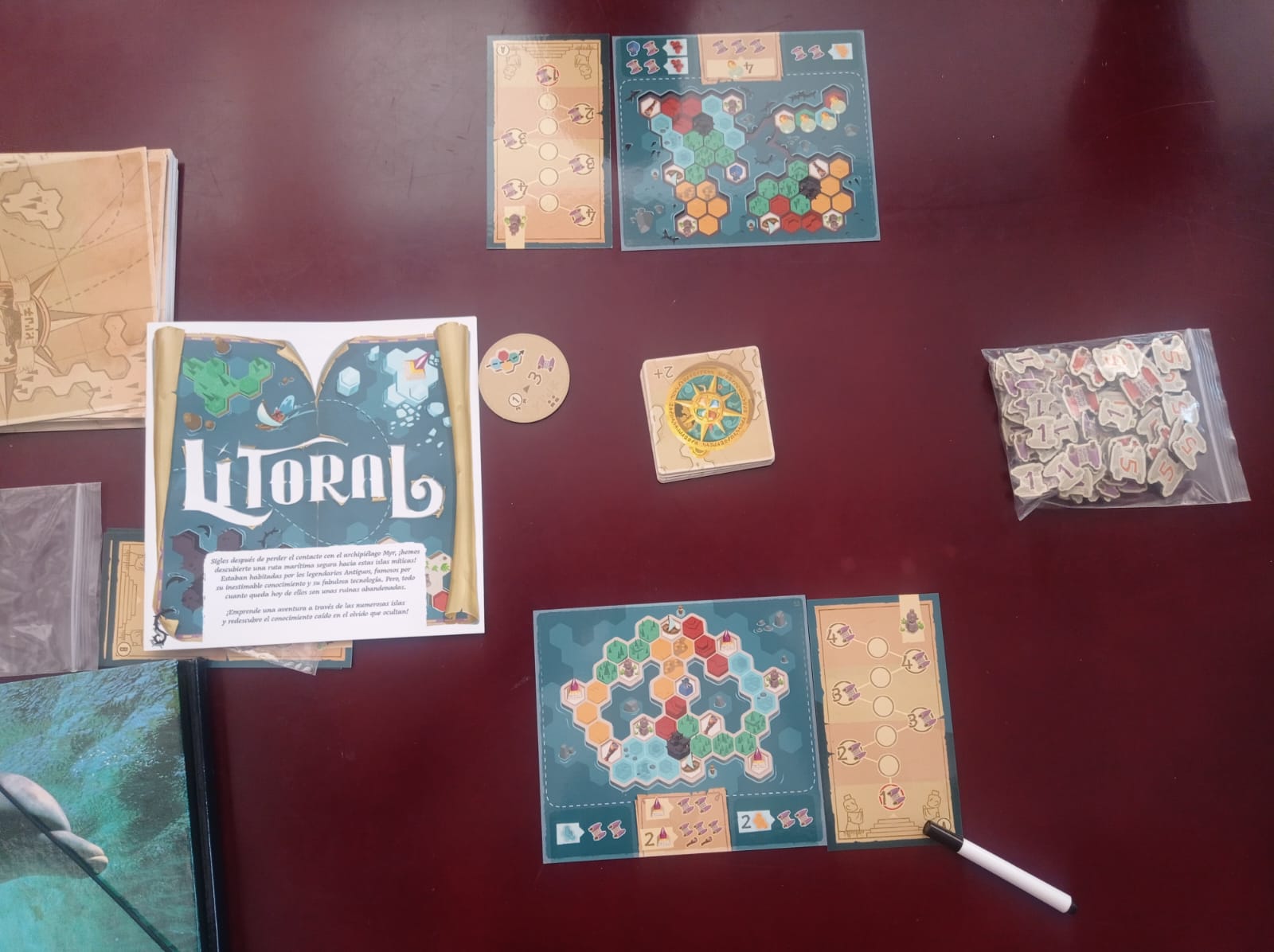 Juego de mesa Litoral preparado sobre una mesa durante un evento