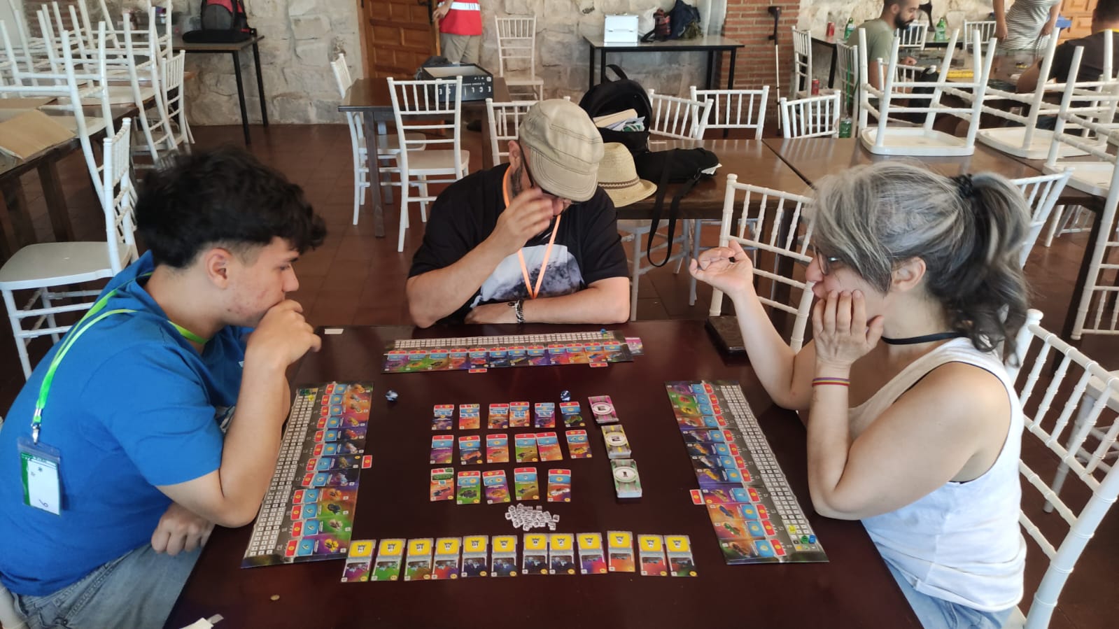Participantes jugando a un juego de mesa durante un encuentro de la asociación