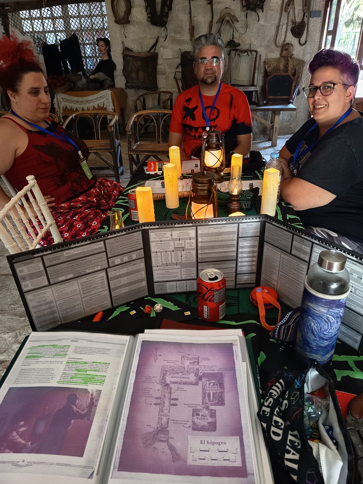 Partida de rol de mesa con pantalla de máster, dados y ambientación