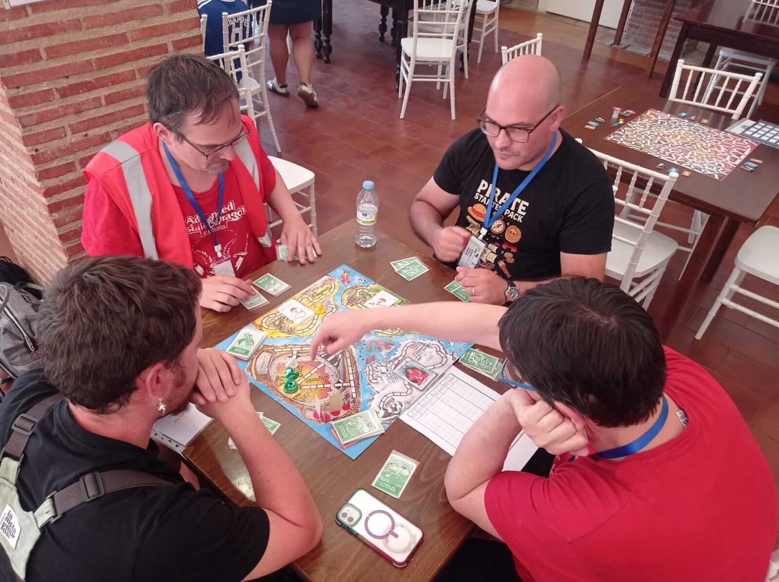 Cuatro personas jugando a un juego de mesa durante un torneo del Retiro Lúdico