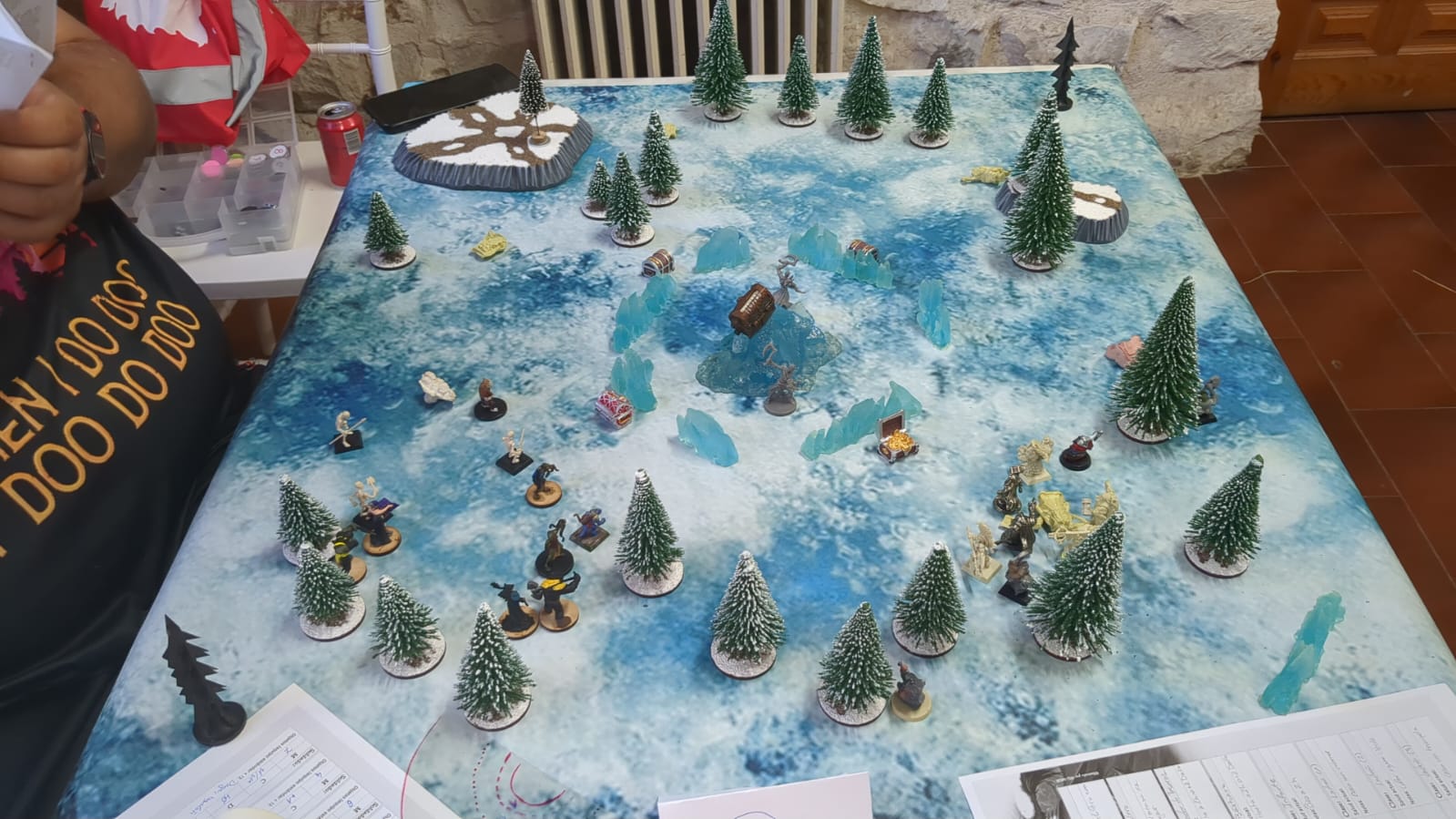 Tablero de wargames con miniaturas y escenografía invernal